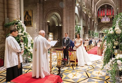 Un momento de la ceremonia oficiada por el padre César Penso, capellán del Palacio del Príncipe.