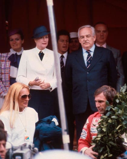 Mónaco 1980. El piloto sube al podio acompañado por su mujer. Detrás de ellos. el príncipe Raniero y la inolvidable Grace Kelly.