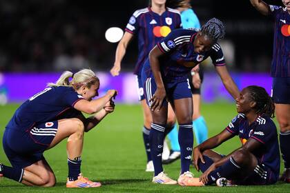 Monarca vigente Arsenal cae al iniciar Champions femenina ante Lyon; Barcelona aplasta a Bayern