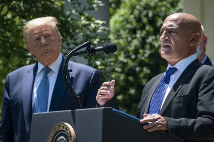 Trump junto a Moncef Slaoui, quien lideró la Operación Warp Speed