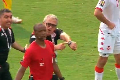 Mondher Kebaier, entrenador de Túnez, le pide al árbitro Janny Sikazwe que controle su cronómetro porque al partido le restaba tiempo de juego