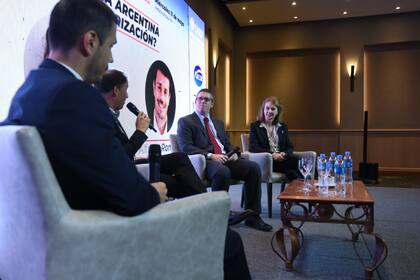 Mondino, Benítez y Romano compartieron el panel de análisis.
