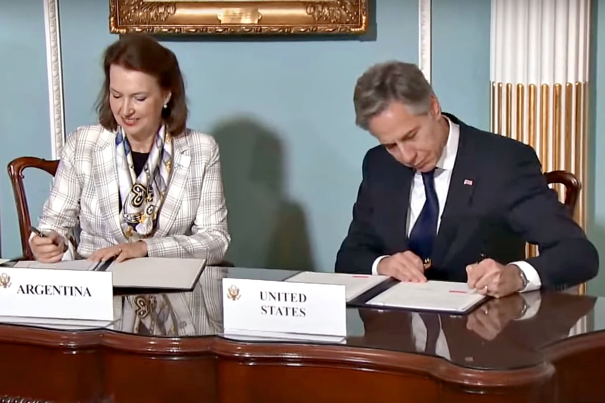 Mondino durante la firma del acuerdo con Blinken