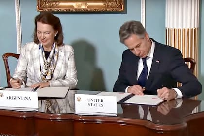 Mondino durante la firma del acuerdo con Blinken