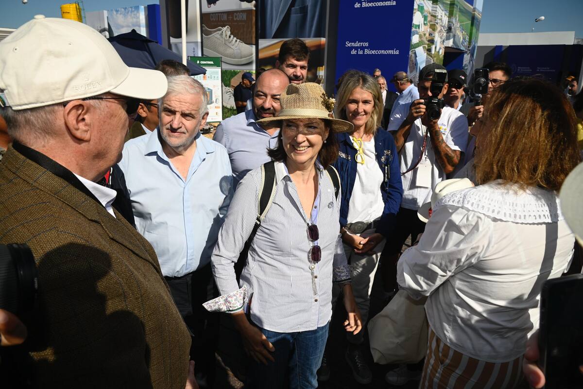 Mondino, en medio de la ronda de saludos a embajadores y diplomáticos en Expoagro