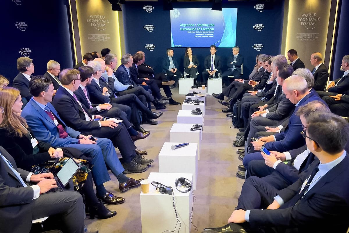 Mondino, Posse y Caputo con empresarios en Davos