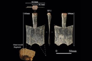 Moneda espada y su reconstrucción. El molde exterior (abajo a la izquierda) del pozo H2032 también se usa para reconstruir la moneda de espada