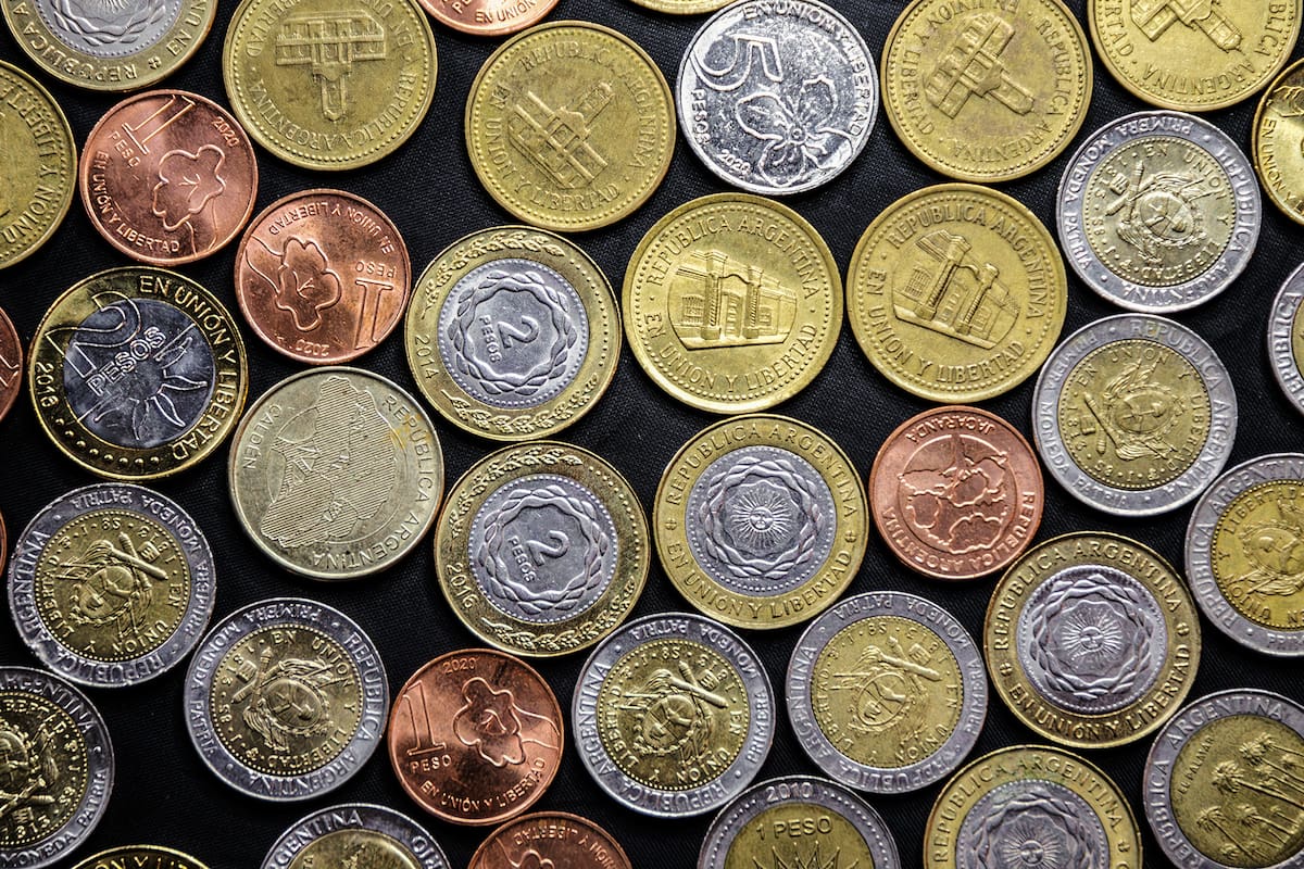 Monedas argentinas, una rareza de curso legal