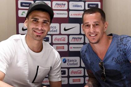Monetti junto a Romagnoli, el manager de San Lorenzo, en la firma del contrato