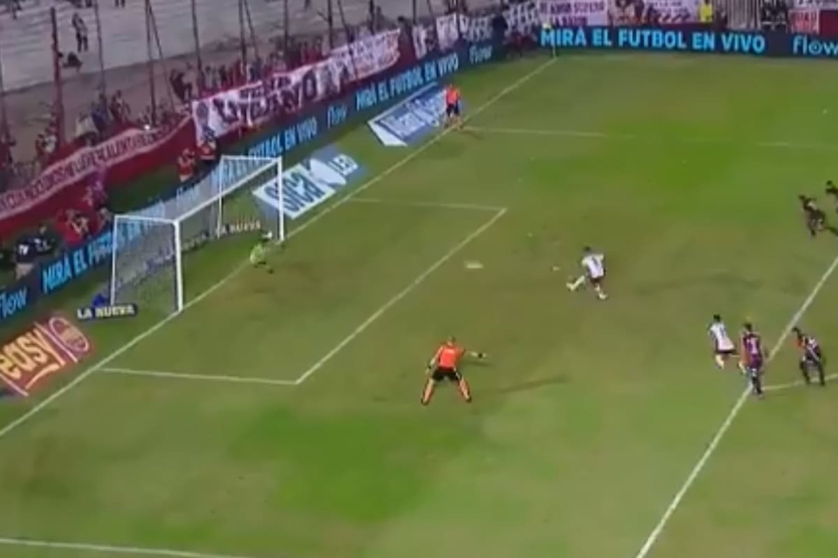 Monetti le ataja el penal a Barrios, sobre la hora