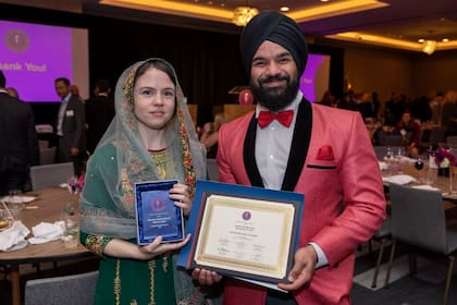 Money Singh junto a Joy Holland, ambos dirigen una cadena de barberías en California.