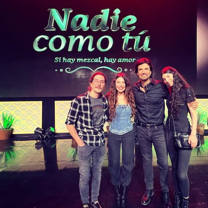 Mónica Ayos y su familia ensamblada junto a Diego Olivera (Foto: Instagram/@monicaayos)