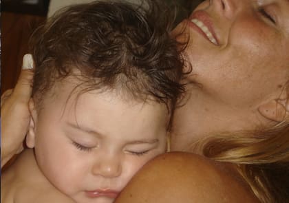 Mónica Ayos y su hija Victoria cuando ella era aún un bebé
