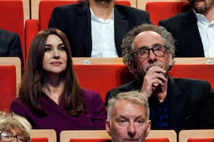 Monica Bellucci y Tim Burton en una foto de 2021