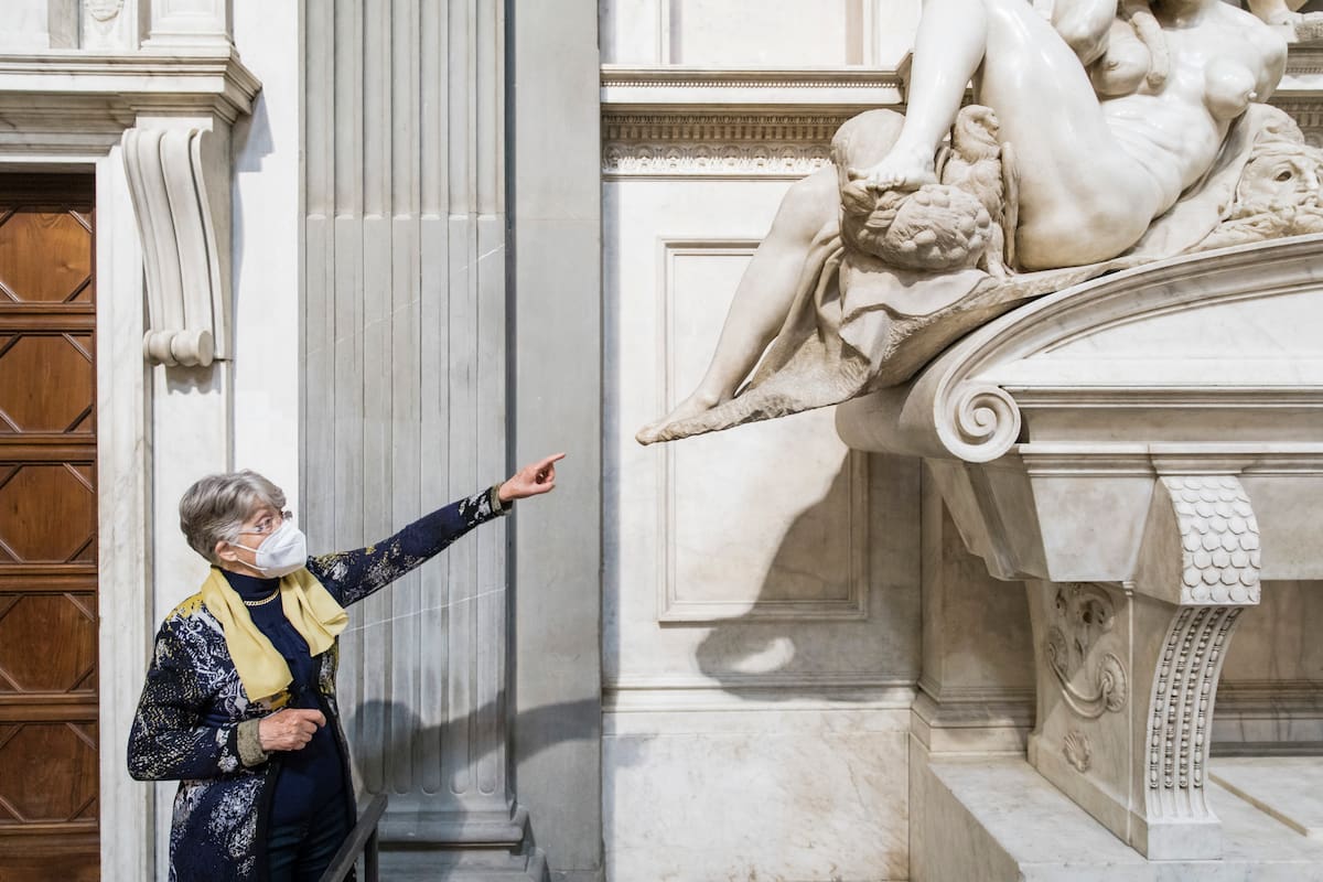 Monica Bietti, exdirectora del Museo de las Capillas de los Medici, que trabajó para limpiar y restaurar la capilla, señala la escultura alegórica de Miguel Ángel de la Noche en la Capilla de los Medici en Florencia