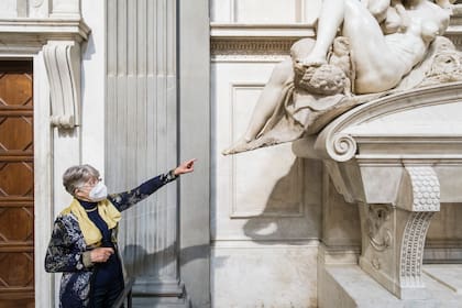 Monica Bietti, exdirectora del Museo de las Capillas de los Medici, que trabajó para limpiar y restaurar la capilla, señala la escultura alegórica de Miguel Ángel de la Noche en la Capilla de los Medici en Florencia