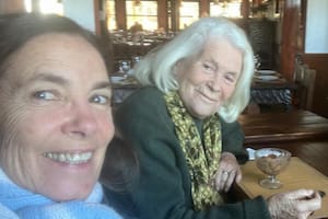 Mónica Cahen D´Anvers junto a su hija Sandra Mihanovich, uno de sus grandes apoyos, tras la muerte de su amado César Mascetti