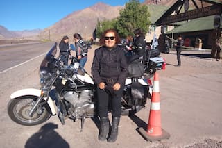 Tienen 72 y 55 años, una historia de amor las conectó con la moto y no se bajaron más