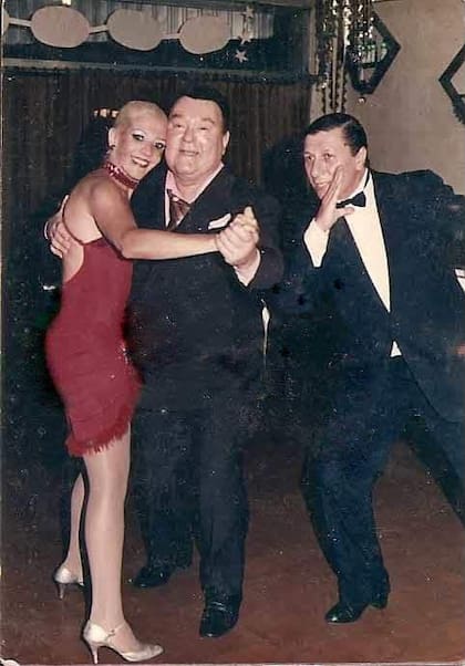Mónica Crámer Ayos baila con Alberto Castillo y, a su lado, su marido se mete en la foto: un amor cómplice y compinche