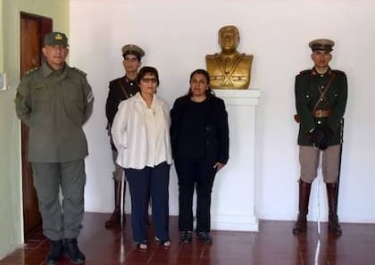 Mónica Cuello durante la entrega de un busto de su hermano a la Escuela Provincial N° 162 “Gendarme Raúl Remberto Cuello”, ubicada en Las Juntas