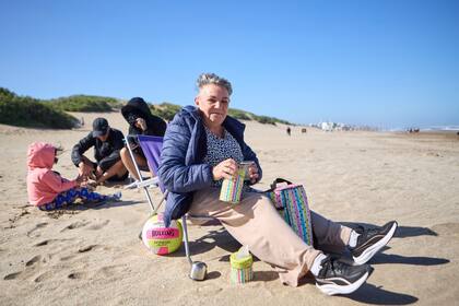 Mónica descansa en la playa de Ostende, en una pausa que forma parte de su verano