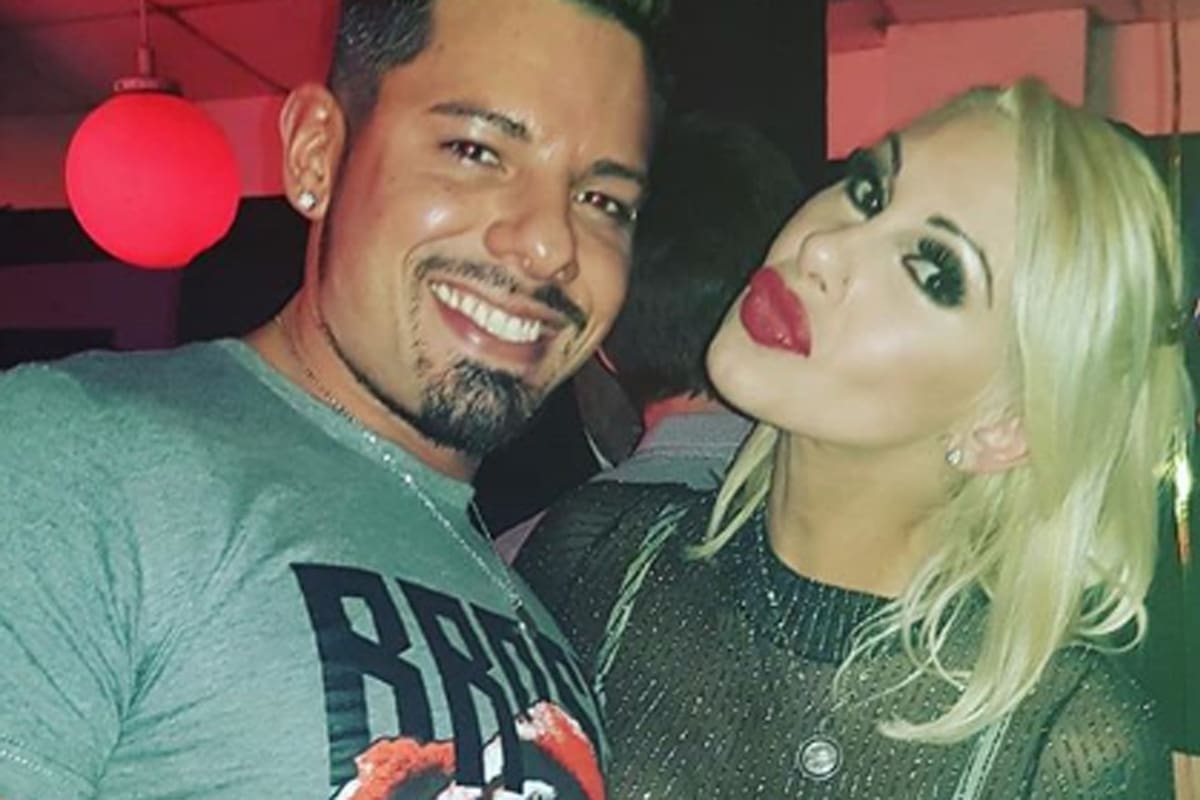 Mónica Farro (aquí con su marido) viajó a México y, la bailarina Evelyn Santichia, la acusa de ocultar que lo hizo en compañía de su pareja, el productor Daniel Picone
