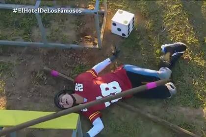 Mónica Farro debió ser asistida por un equipo médico en medio de un desafío (Foto: Captura de video)