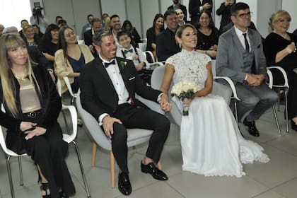 Mónica Farro y su novio escuchando al juez, antes de decir "sí, quiero"