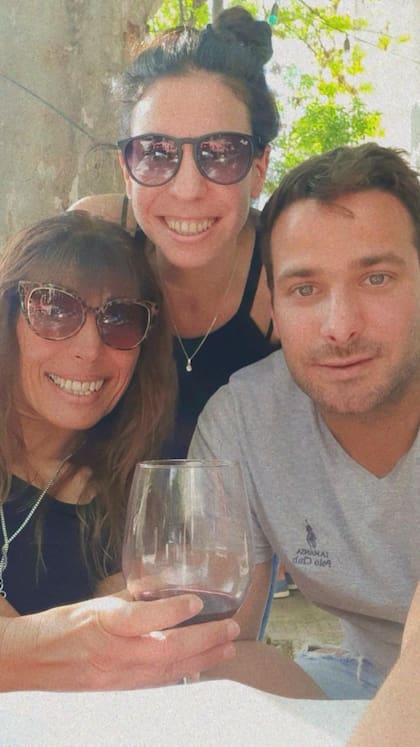 Mónica Ferrara junto a sus dos hijos: Denise y Lucas