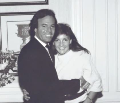 Mónica Gonzaga y Julio Iglesias se conocieron cuando ella tenía 16 años, en Venezuela