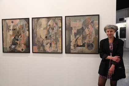 Mónica Heller, artista que está representando al país en la Bienal de Venecia, fue a arteba especialmente para ver el retorno a la pintura de Martín Legón, en la galería Barro