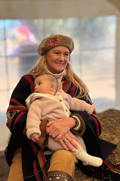 Mónica Isla de Ulloa -con una boina decorada con flores bordadas de Las Vascas- posa con su nieta menor, Alba, de seis meses