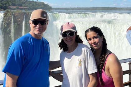 Mónica, junto a su pareja y su sobrina en Iguazú.