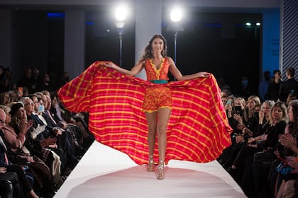 Monica Labari vestida por Gino Bogani