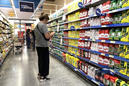 Mónica Schenone, miembro del "Movimiento a la Dignidad" (Movimiento por la Dignidad) comprueba los precios del programa "Precios Justos", en un supermercado en Buenos Aires el 9 de febrero de 2023