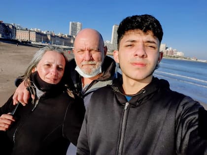 Mónica y Carlos junto al hijo de ella, Juan, quien hoy trabaja con ellos en el restaurante