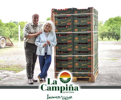 Mónica y César, el verano del 2022, tras ser premiados por los duraznos de la marca.