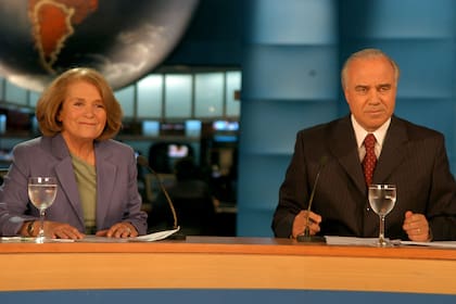 Mónica y César en el último programa de Telenoche, en 2003