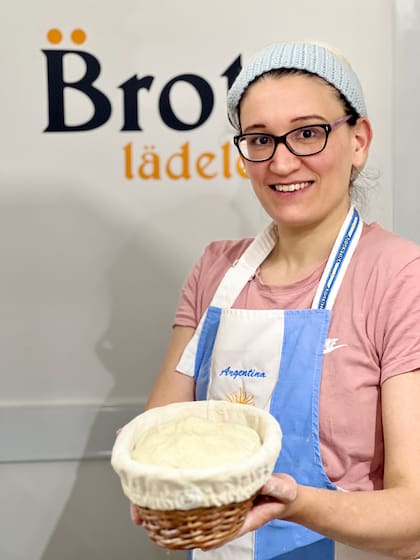 Monika disfruta de un logro inédito: la obtención de una medalla de oro y dos de plata en una de las competencias más rigurosas de panadería en el continente europeo.