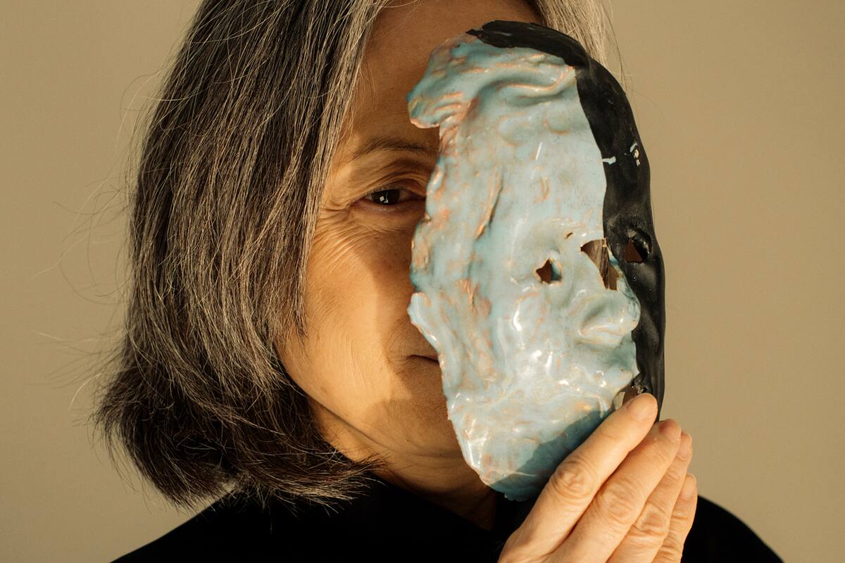Monita Wong sostiene una máscara que su hijo, el artista Matthew Wong —quien se suicidó en 2019—, hizo cuando cursaba el cuarto grado en Hong Kong