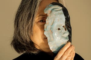 Monita Wong sostiene una máscara que su hijo, el artista Matthew Wong —quien se suicidó en 2019—, hizo cuando cursaba el cuarto grado en Hong Kong