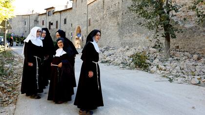 Monjas que fueron evacuadas en Norcia, una de las zonas más afectadas por el terremoto