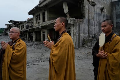 Monjes budistas rezan por las almas de las víctimas de una inundación repentina en la orilla del río Trishuli en Devighat, en el distrito de Nuwakot, Nepal, el sábado 5 de septiembre de 2026.