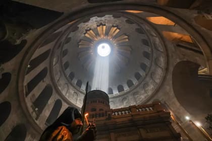 Monjes griegos ortodoxos conviven con frailes franciscanos y religiosos armenios, egipcios, coptos, sirios y etíopes en la Basílica construida por los cruzados