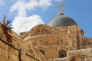 Monjes griegos ortodoxos conviven con frailes franciscanos y religiosos armenios, egipcios, coptos, sirios y etíopes en la Basílica construida por los cruzados