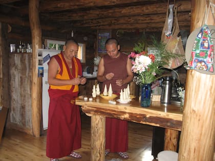 Monjes tibetanos que vinieron a la Argentina para supervisar su construcción.