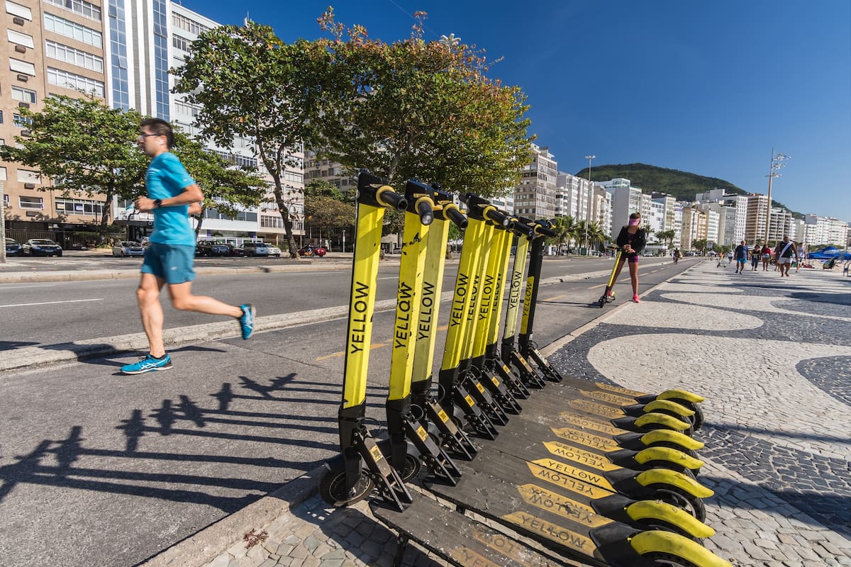 Monopatin electrico frente a la playa Copacabana en Rio de Janeiro
