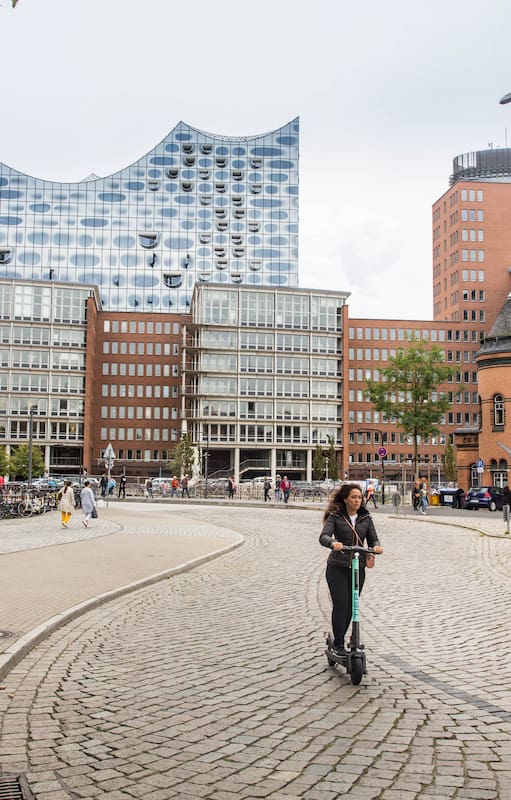 Monopatín, medio de transporte frecuente y ecológico en la ciudad portuaria de Alemania.