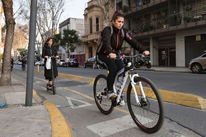 Monopatines eléctricos, un nuevo actor que convive con las bicis en las ciclovías porteñas