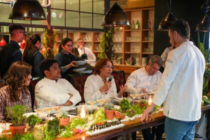 Monopoli defendiendo su plato frente al jurado del Prix Baron B, en la final realizada en el restaurante Elena, del Four Seasons Buenos Aires